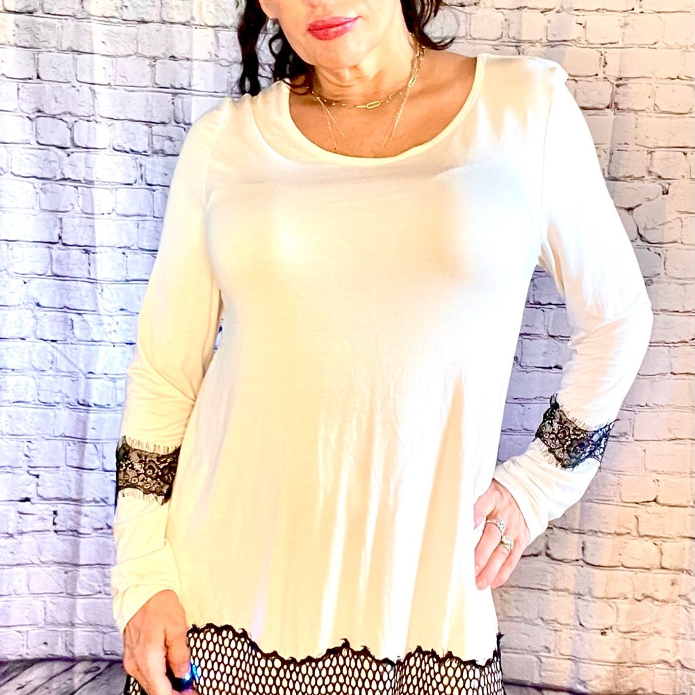 👽 5 for $25 ELNC! Softest fabric! Cream with black lace. Feels good on skin